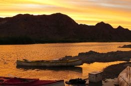 Coucher du soleil sur la rivière orange et ses bateaux en Afrique du Sud