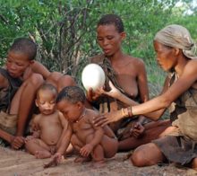 Famille bushmen et oeuf d'autruche