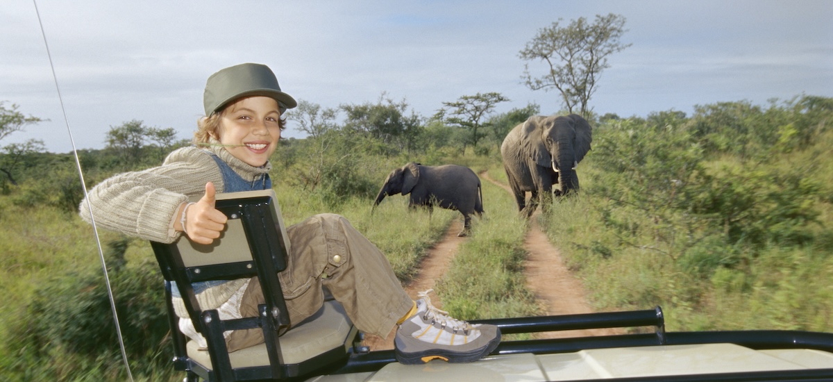 Adolescent safari sur le toit du 4x4
