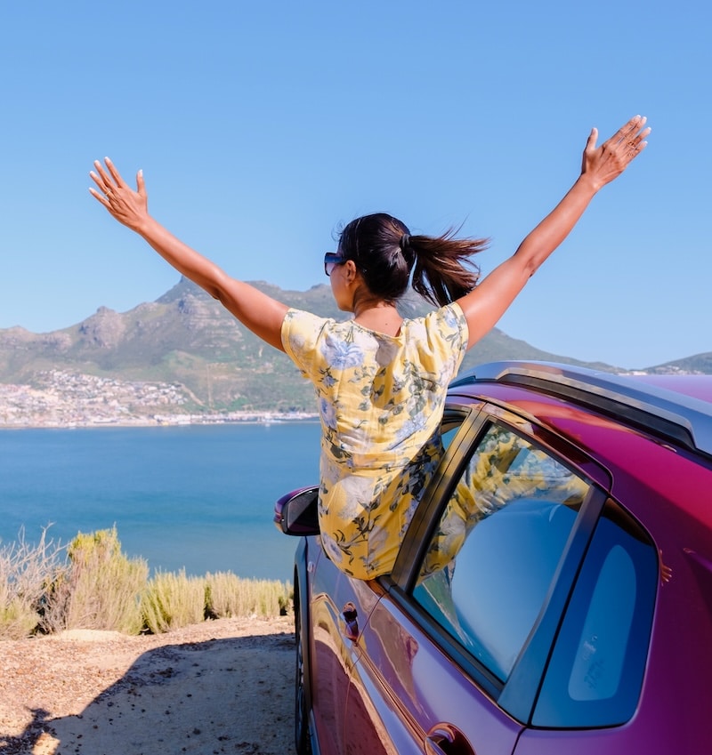 Femme en location de voiture près de Cape Town
