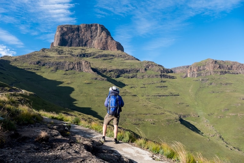 Randonneur dans le Royal Natal Drakensberg Afrique du Sud