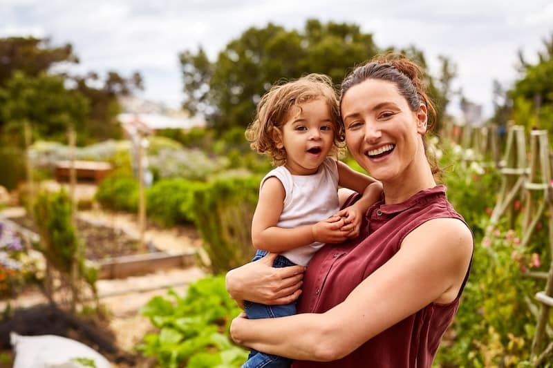 Jeune femme afrikaners et sa fille dans les bras en Afrique du Sud dans la province du Cap